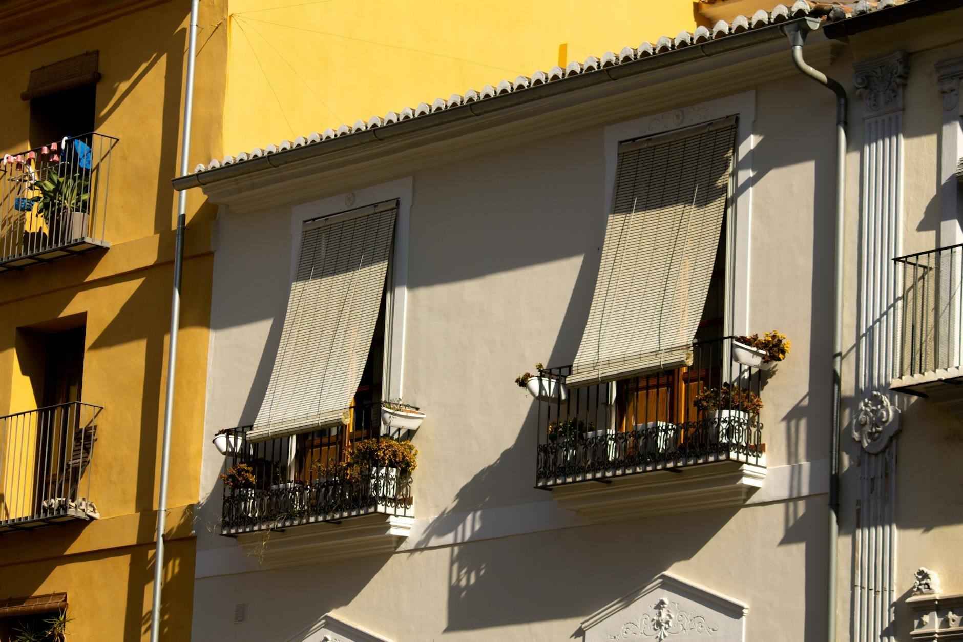 Instalador profesional montando una persiana enrollable en ventana de vivienda