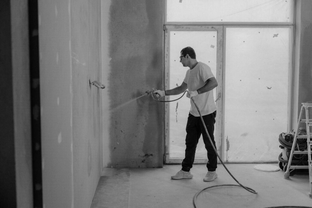 Salón de vivienda en proceso de reforma integral con materiales y herramientas sobre el suelo