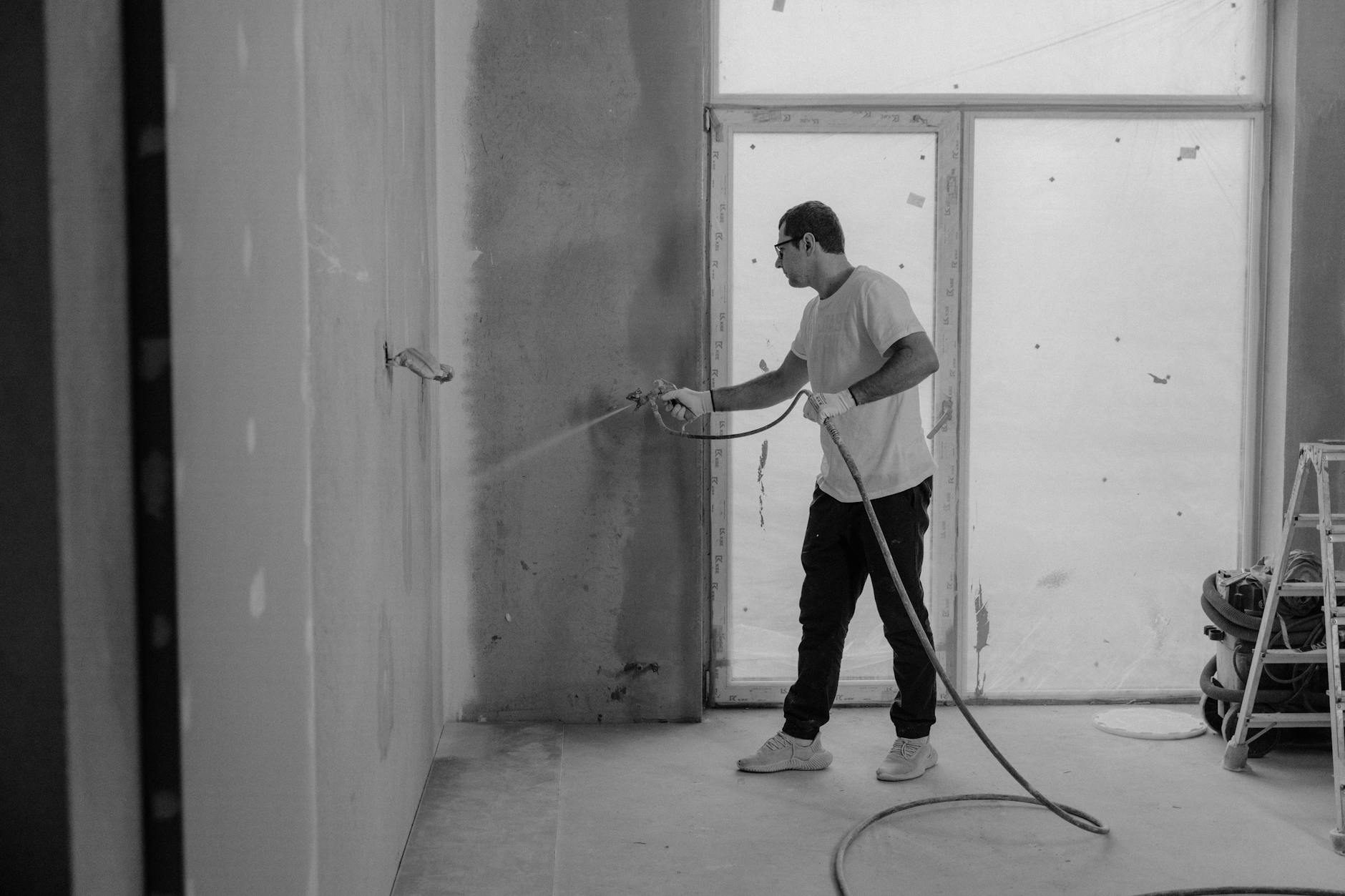 Salón de vivienda en proceso de reforma integral con materiales y herramientas sobre el suelo