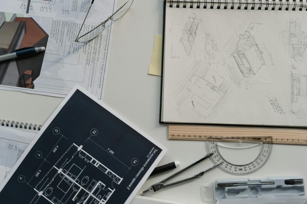 arquitecto revisando planos técnicos sobre mesa con materiales de construcción