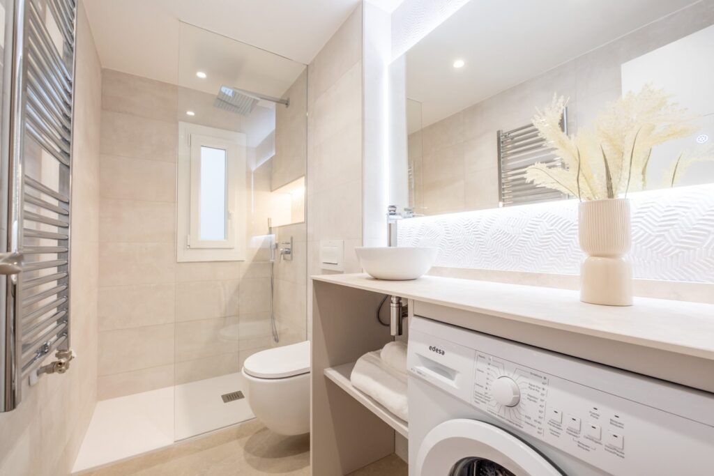 Bano moderno con ducha, espejo LED y radiador toallero