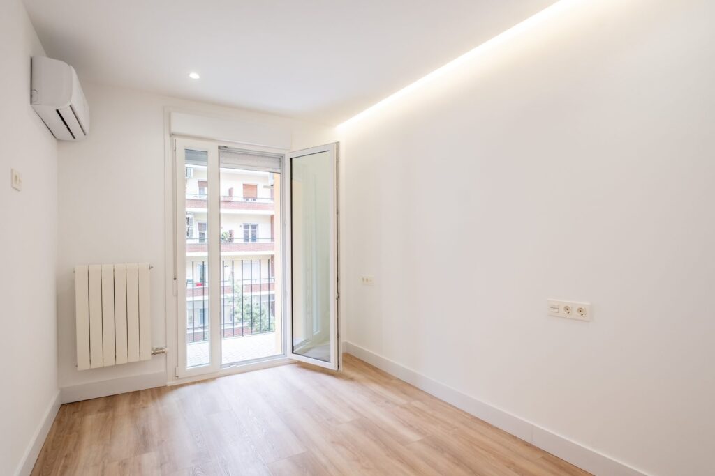 Habitacion con iluminacion LED indirecta y balcon