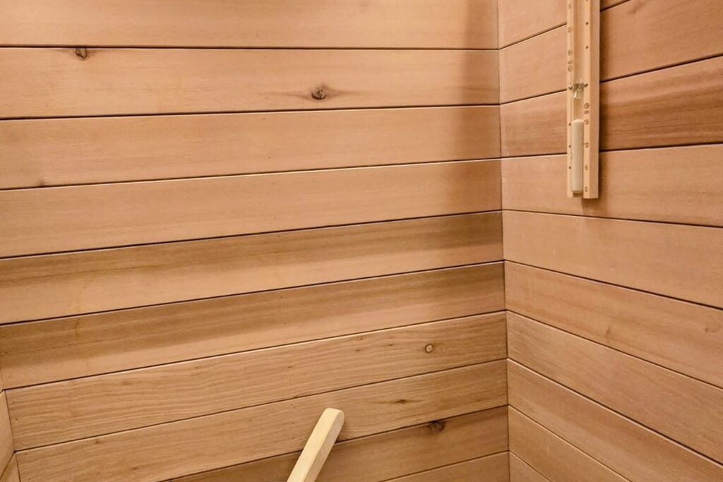 Sauna finlandesa con estufa Harvia en local reformado Zaragoza