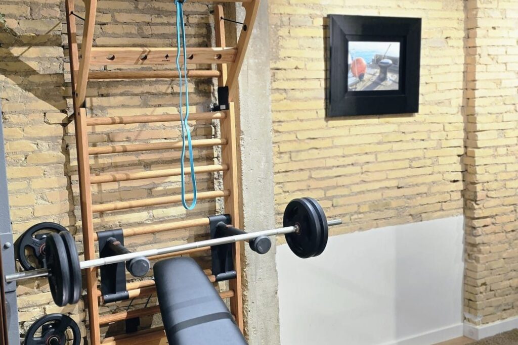 Zona fitness con ladrillo visto en local reformado Zaragoza