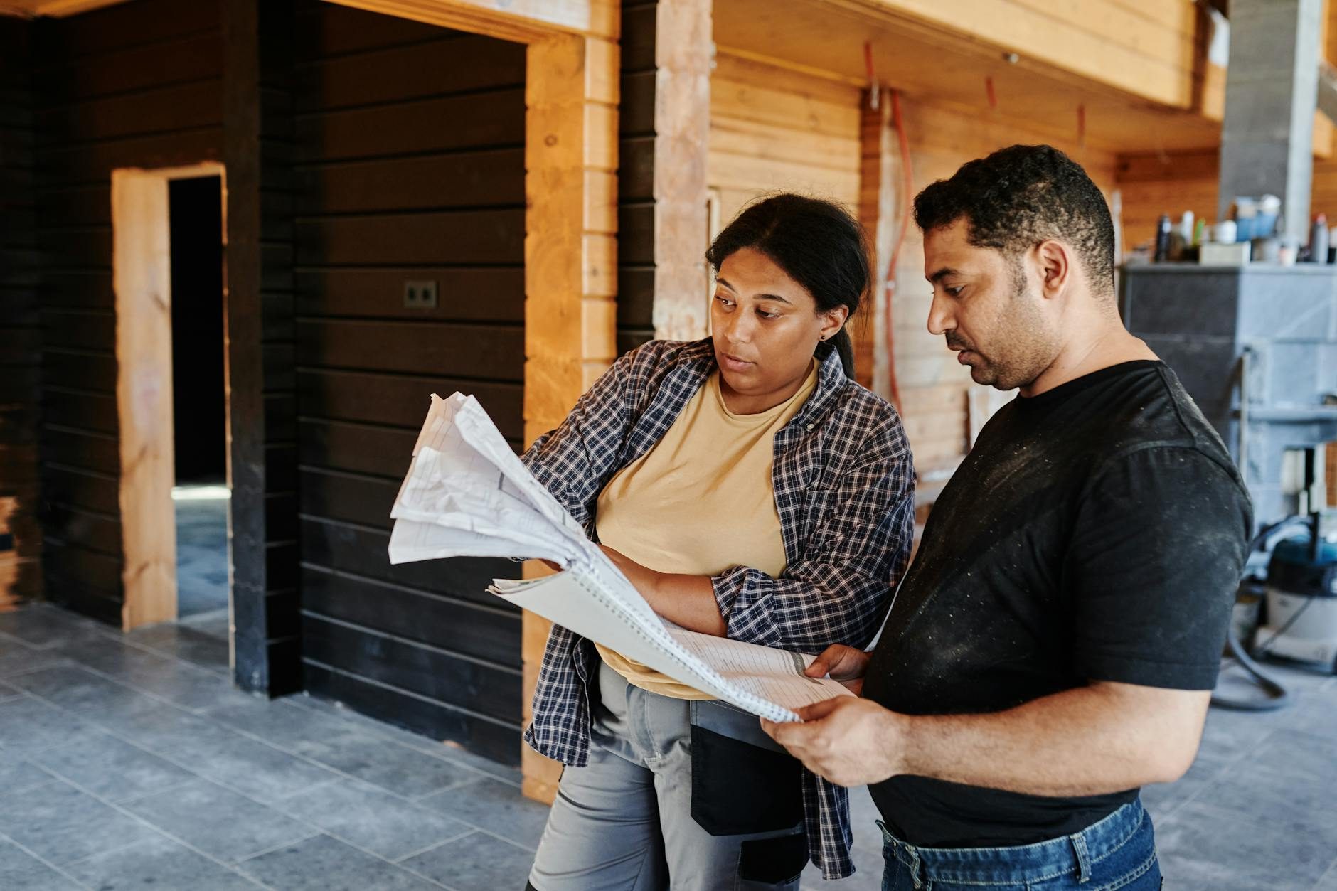 Trabajadores realizando una reforma integral en el interior de una vivienda moderna